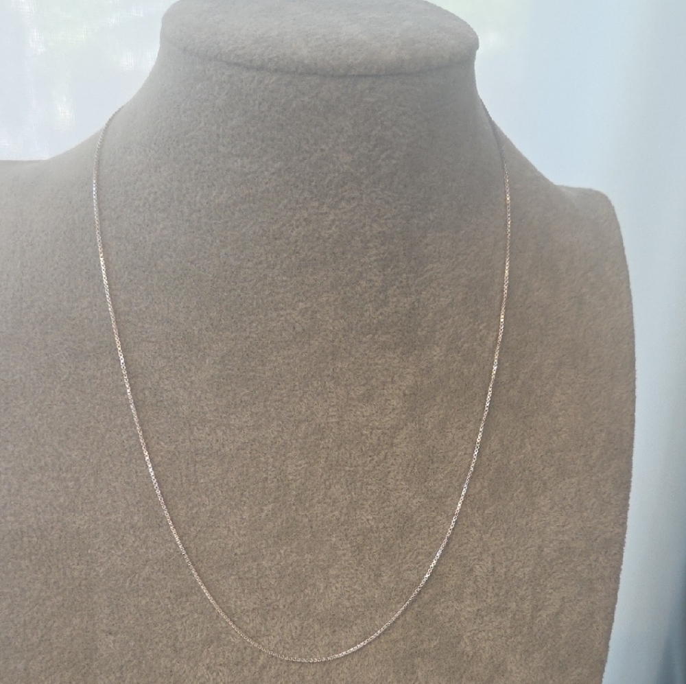 Silver Minimalist Necklace Elegant Chain Design